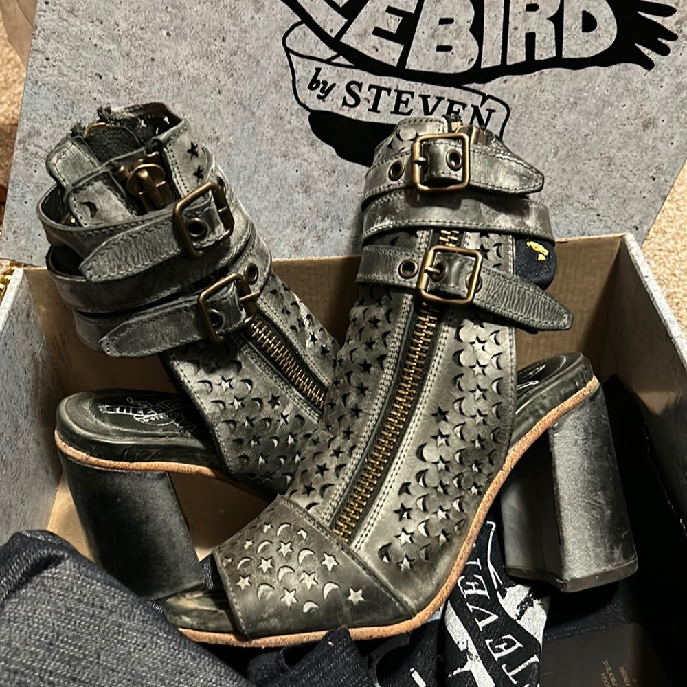 Like new, worn only once! These are hand made, real leather, Freebirds!